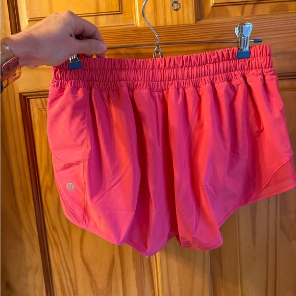 lululemon Hottie Hot Low Rise Short 2.5” in Lipgloss Size 8 - Picture 2 of 4